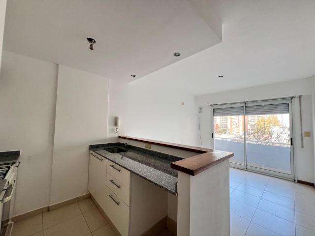 Departamento en alquiler Rosario 1 dormitorio con balcon al frente luminoso barrio Echesortu
