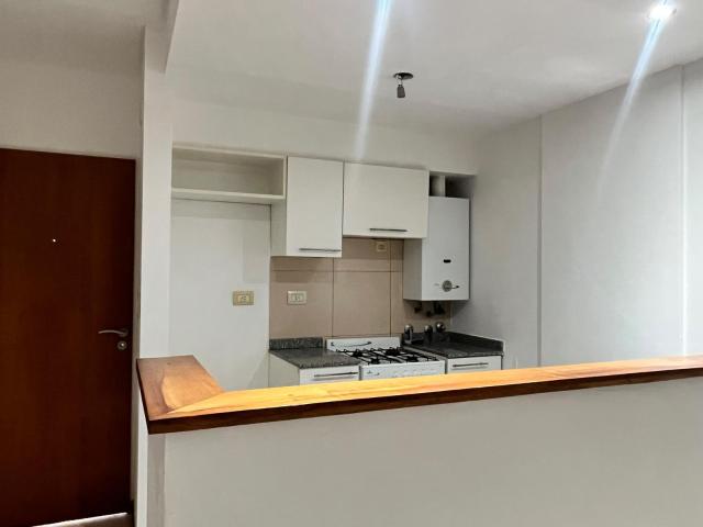 Departamento en alquiler Rosario 1 habitación con balcón al frente luminoso barrio Echesortu