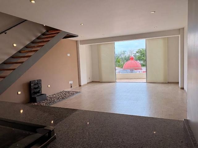 Departamento en dos niveles con terraza privada en RENTA