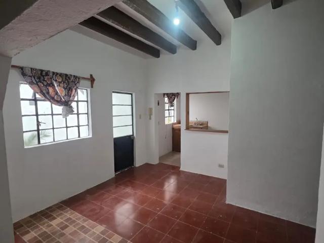 Departamento en planta baja con patio, para 2 adultos, a 800 m del Suburbano de Tlalnepantla