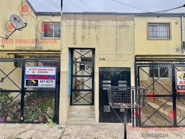 Departamento en primer piso de un dormitorio, baño, cocina comedor, balcón contra frente con lavadero