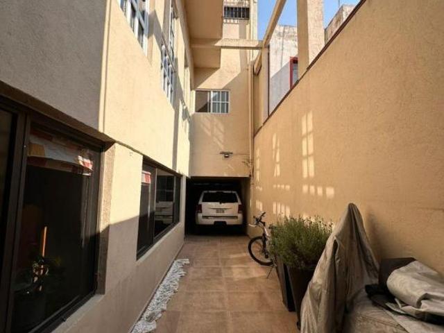 DEPARTAMENTO EN PRIMER PISO / EN EDIFICIO DE TRES PISOS