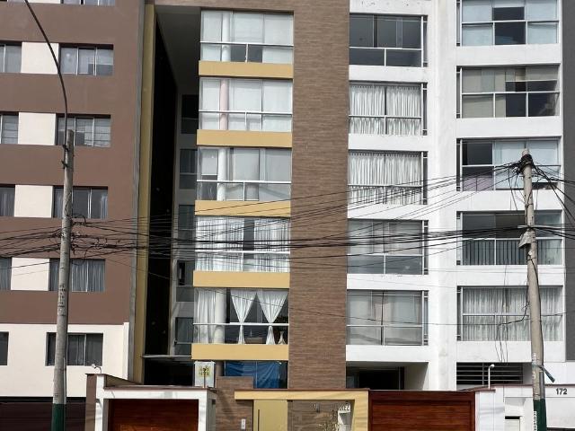 Departamento en Primer Piso frente a Parque