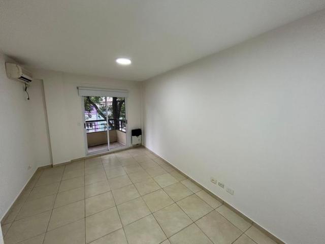 Departamento en venta de 3 ambientes con toillete y baño, dos balcones
