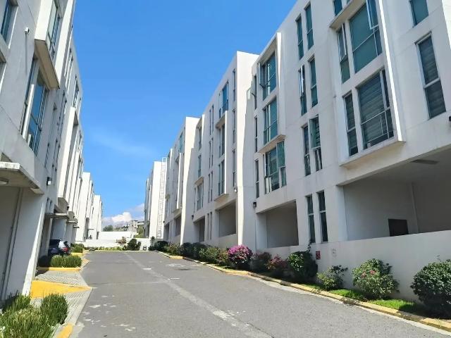 Departamento en Venta de dos plantas en Lomas Verdes con seguridad