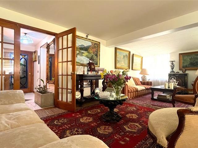 Departamento en Venta en Departamento muy amplio de 3 dormitorios, 2 baños, más pieza servicio completa