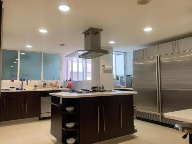 Departamento en venta en Lomas con vista arbolada