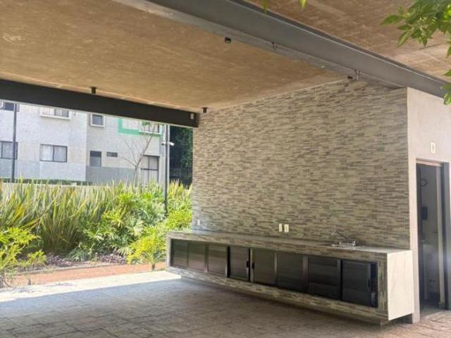 Departamento En Venta en Parques, Guadalajara. Frente al parque González Gallo