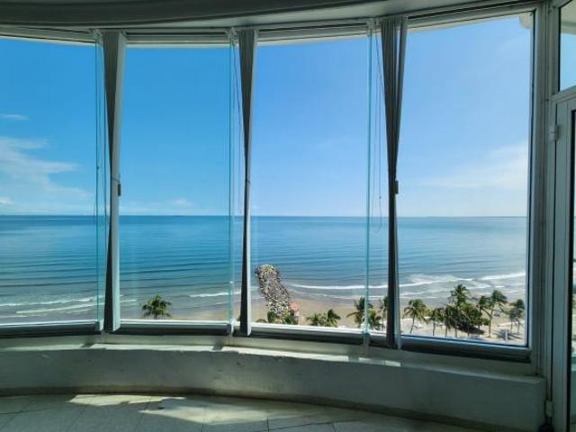 Departamento en VENTA en Torre Oasis con espectacular vista al mar, 3 recámaras y cuarto de servicio