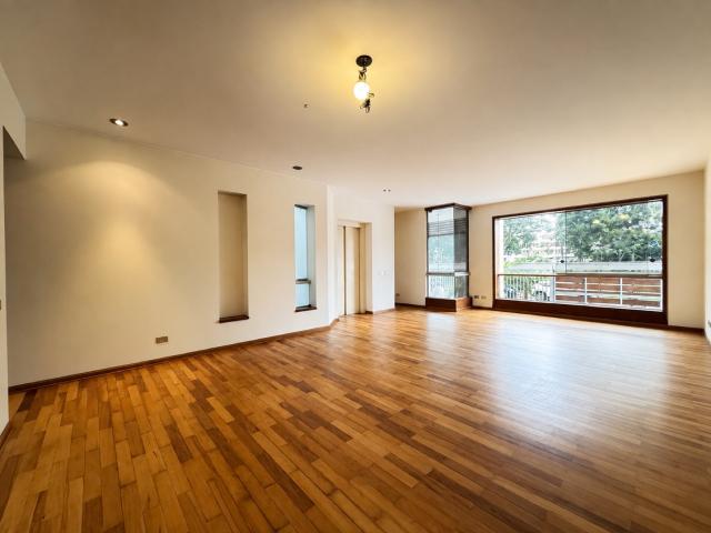 Departamento en venta frente a parque en Chacarilla