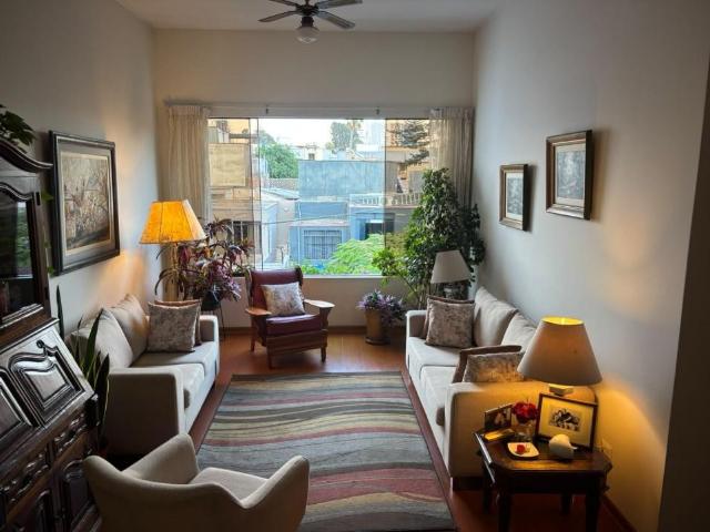 Departamento en Venta o Alquiler en Miraflores – 2 Dormitorios Cochera
