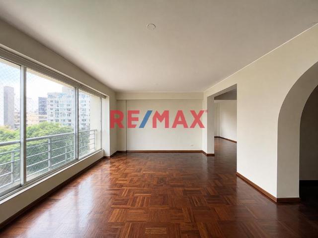 Departamento En Venta San Isidro Frente Embajada De Chile / 2 Depas En 1