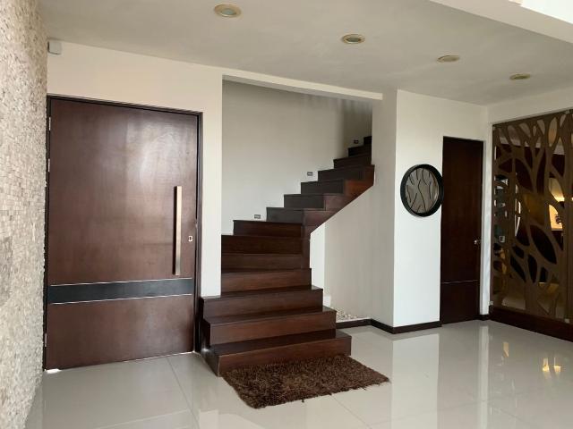 departamento estilo towhouse sobre avenida isla de tris