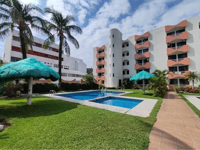 Departamento frente al mar en Mocambo | Alberca, áreas verdes, palapa y parking