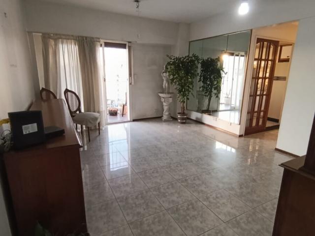 DEPARTAMENTO IMPECABLE – MUY LUMINOSO – PISO ALTO SOBRE AV. RIVADAVIA