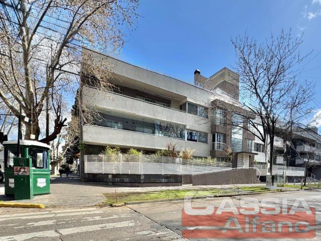 DEPARTAMENTO IMPECABLE ESTADO 4 AMBIENTES, COCHERA DOBLE, BALCON Y AMENITIES