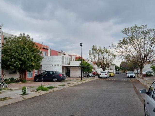 DEPARTAMENTO PLANTA BAJA COMODO LOZETA EN TODO EL PISO AV. DE LA LUZ TODOS LOS SERVICIOS ESCUELAS