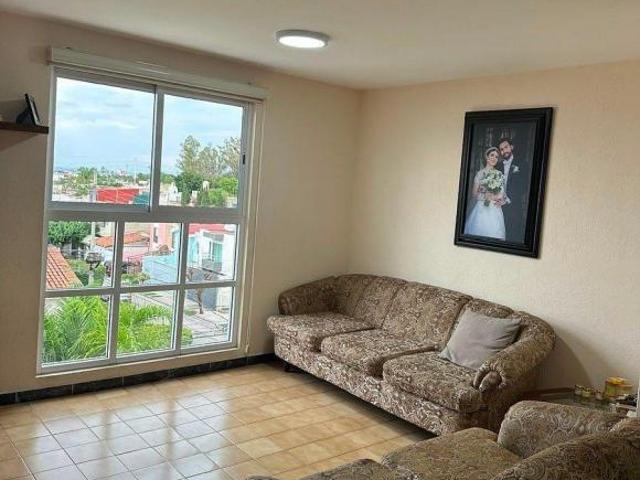 Departamento Remodelado en Venta en Paseos del Sol, cerca de Av Guadalupe