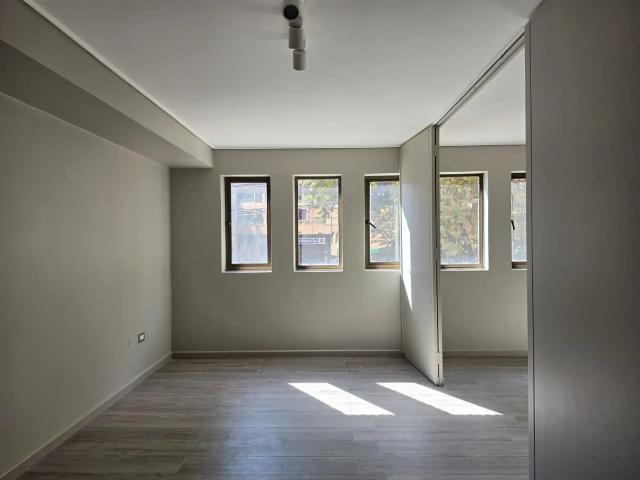 Departamento remodelado en arriendo en las condes / el golf