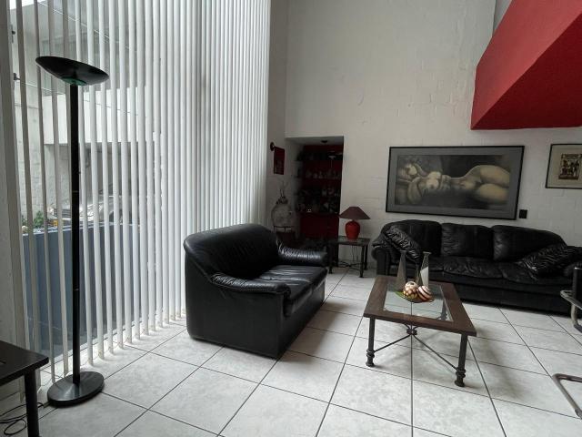 Departamento Tipo Casa en Monterrico, 5 dormit. 4 cocheras,Patios