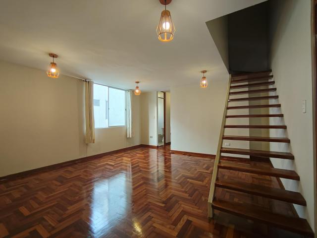 DEPARTAMENTO TIPO DUPLEX A PRECIO DE FLAT CON EXCELENTE UBICACIÓN EN SURCO