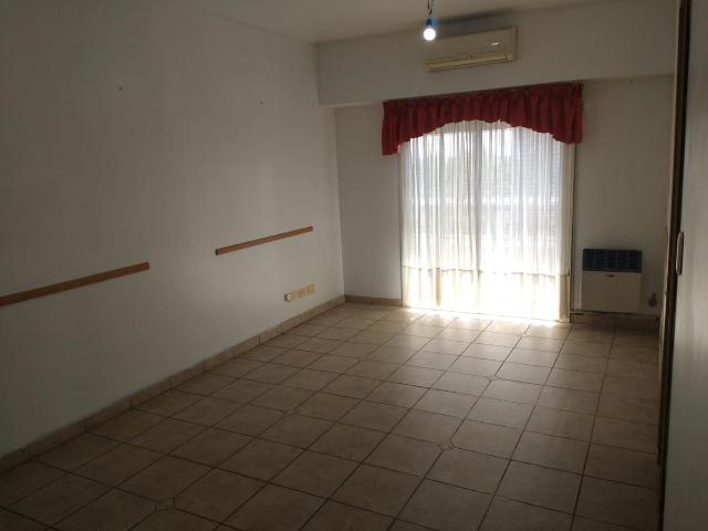 Departamento tres ambientes con cochera en venta en Sarandi ? 57m?