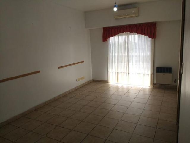 Departamento tres ambientes con cochera en venta en Sarandi
