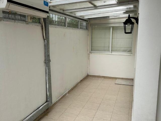 Departamento tres ambientes con patio y cochera