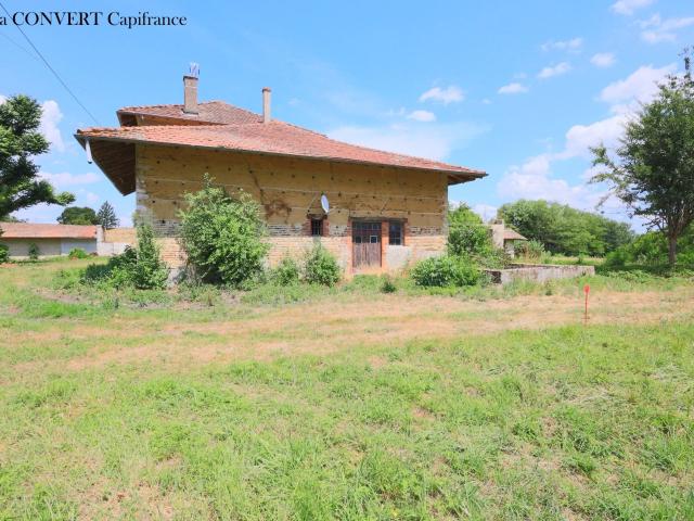 Dépendance 115m² avec 946m² de terrain proche centre village. 115m² Montrevel En Bresse