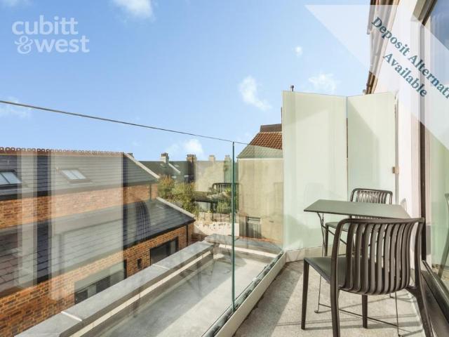DEPOSIT ALTERNATIVE AVAILABLE, Hythe. 2 bed townhouse to rent £2,250 pcm £519 pw