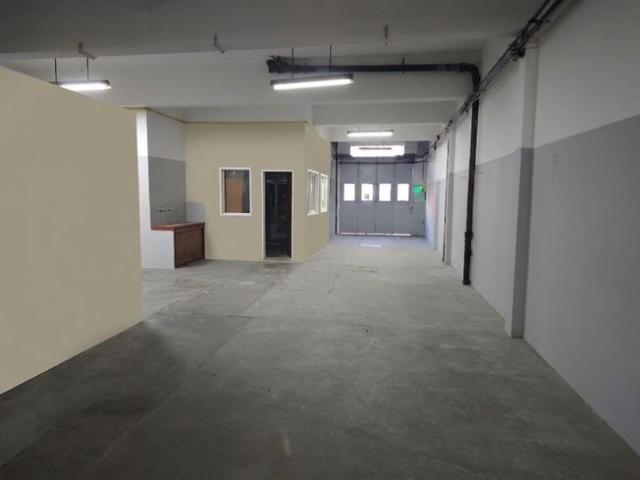 Depósito con oficinas en Coghlan 300m2 totales