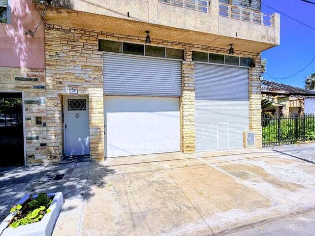 Depósito de 260m² en Morón Sur a una cuadra de Av. Rivadavia con doble cortina y lugar para 10 autos
