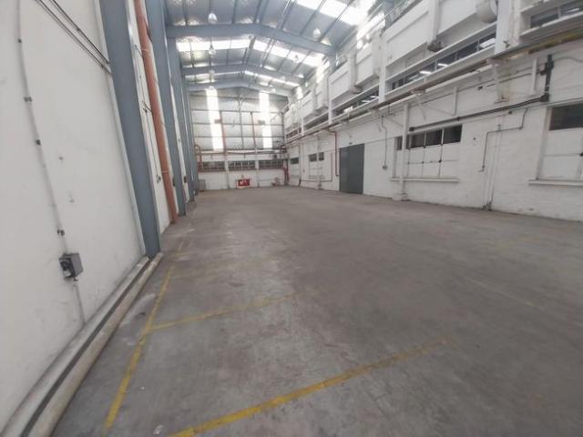 Depósito en Alquiler sobre la Av. Crovara