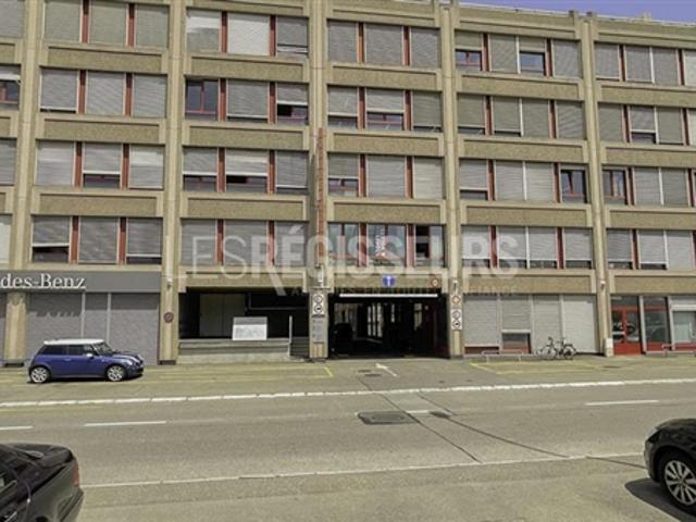 Plusieurs dépôts situés au sous sol de l'immeuble, dans la zone industrielle de Carouge