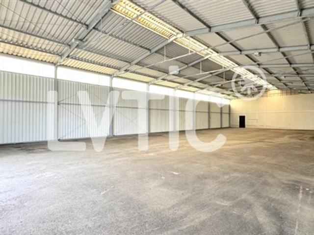 Dépôt, atelier de 600 m2 divisible dès 300 m2 à louer à St Aubin