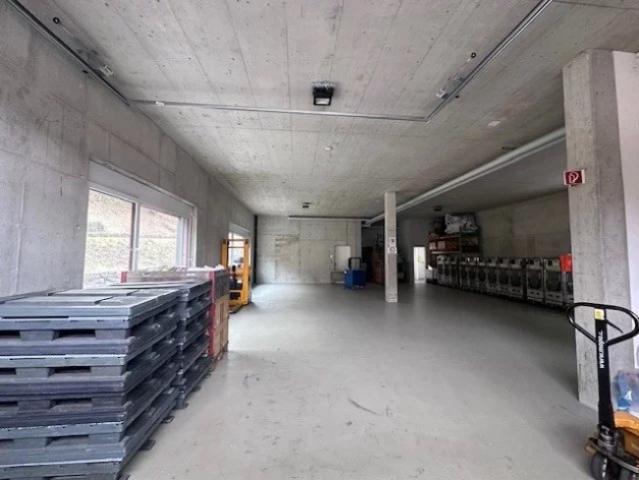 Depot im Erdgeschoss mit 180 m² Fahrzeugeingang