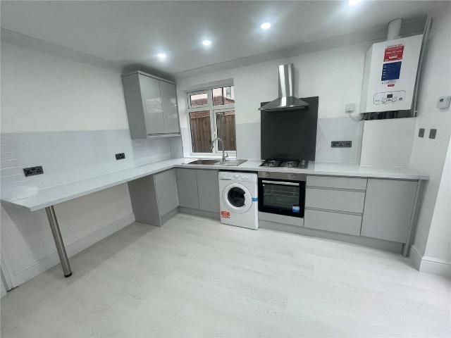 Depot Road, Horsham, West Sussex RH13, 2 bed flat to rent, £1,450 pcm | PrimeLocation