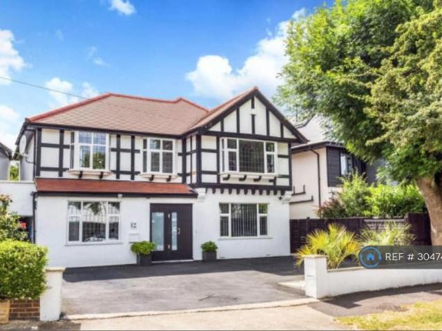 Derwent Avenue, London, SW15 4 bed detached house to rent £5,350 pcm £1,235 pw