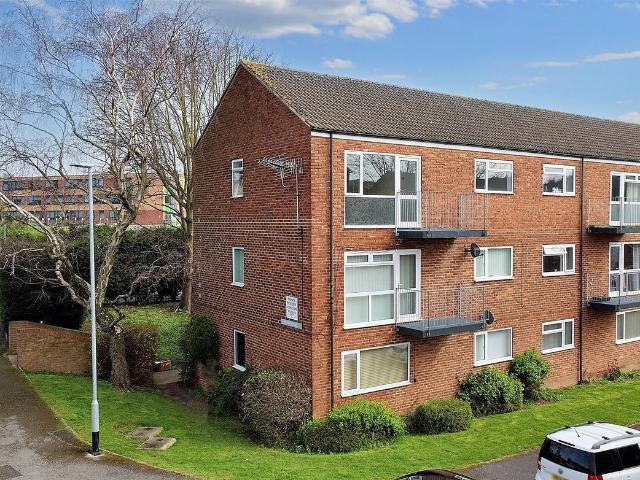Derwent Crescent, Arnold, Nottingham NG5, 2 bed flat to rent, £795 pcm | PrimeLocation