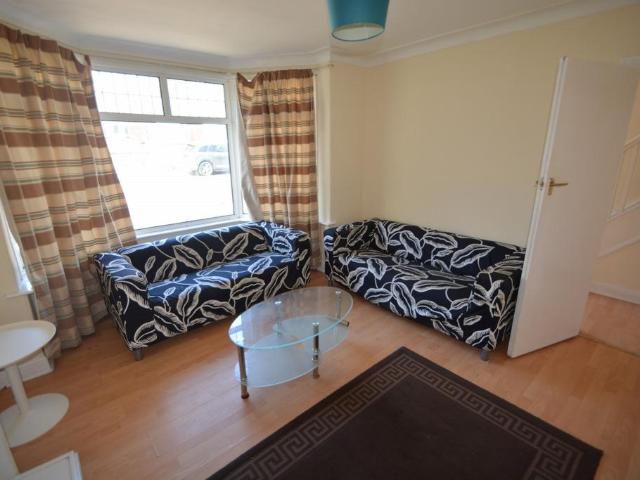 Derwentwater Grove, Leeds LS6 3 bed house to rent £1,625 pcm £375 pw