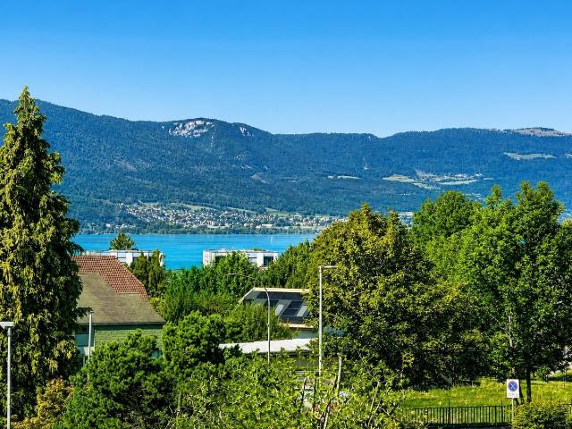 Der See im Hintergrund – renovierte Wohnung im obersten Stockwerk