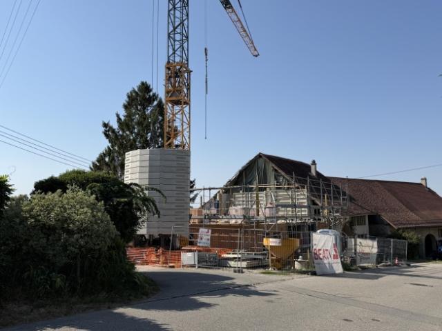 Der Standort wird für den Sommer 2027 mit der Auslieferung vorangetrieben. Es gibt immer noch zwei Unterkünfte. Von 795.000