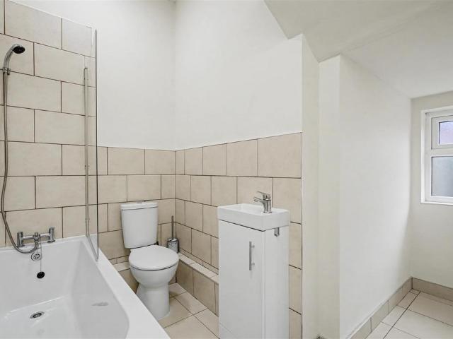 Derby Road, Long Eaton, Nottingham 2 bed flat to rent £1,075 pcm £248 pw