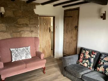 Derbyshire Country cottage in pretty village Has a House