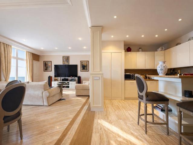 DERNIER ETAGE MENTON PALACE