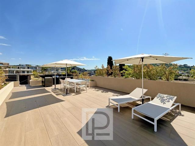 Dernier étage avec roof top privatif Domaine fermé Proch. 100m² Mougins