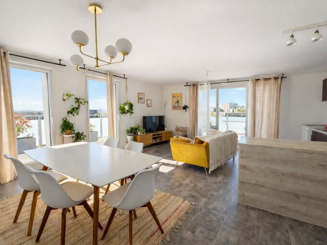 DERNIER ÉTAGE AVEC TERRASSE PANORAMIQUE T4 88,05 M2 GARAGE LYON 8