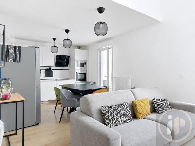 Dernier étage: Beau duplex familial avec balcon