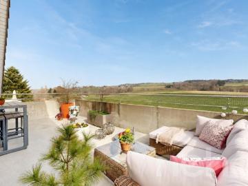 Dernier étage de 145 m², grande terrasse face à la campagne