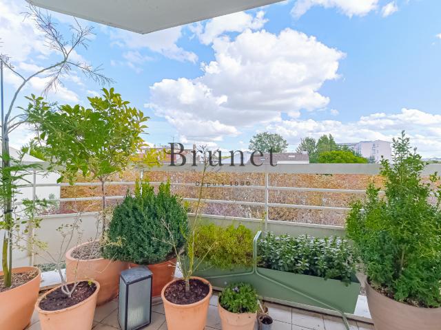 DERNIER ETAGE DEUX PIECES EN EXCELLENT ETAT AVEC BALCON TERRASSE